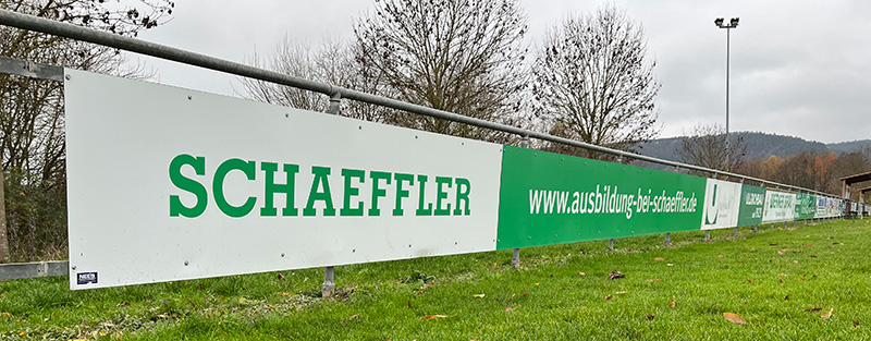 Bandenwerbung an einer Pferderennbahn