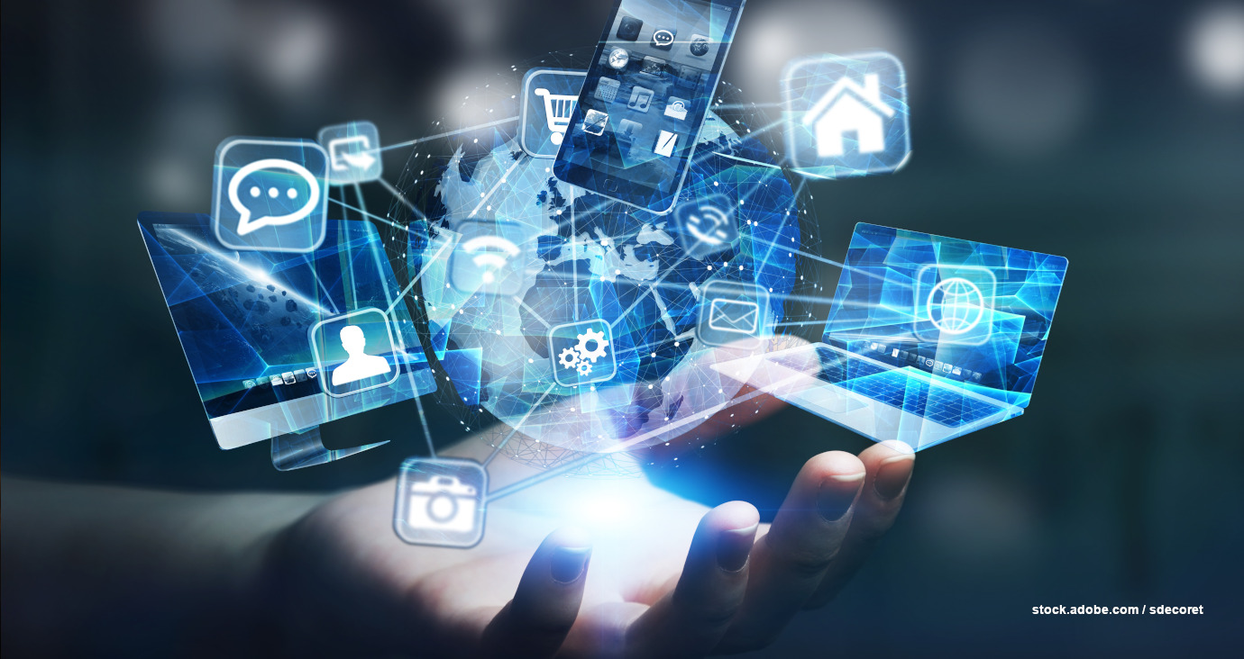 Bandenwerbung an einer Pferderennbahn