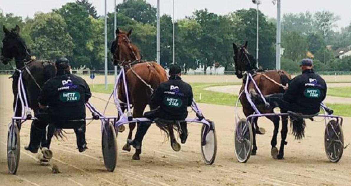 Professioneller Rennfahrer im Sponsoren-Trikot